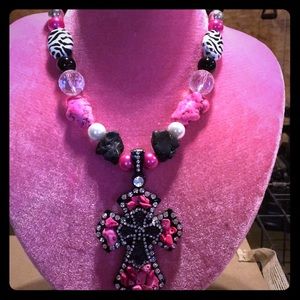 Chunky beaded necklace with detachable pendant